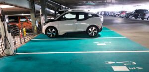 Normas e Regulamentações sobre Carros Elétricos em Condomínios: