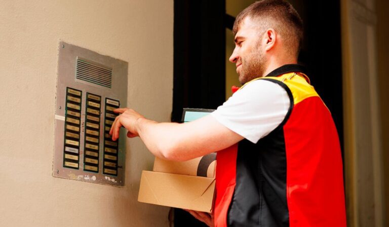 Entregas de Delivery em Condomínios: O Entregador Precisa Mesmo Subir até o Apartamento?